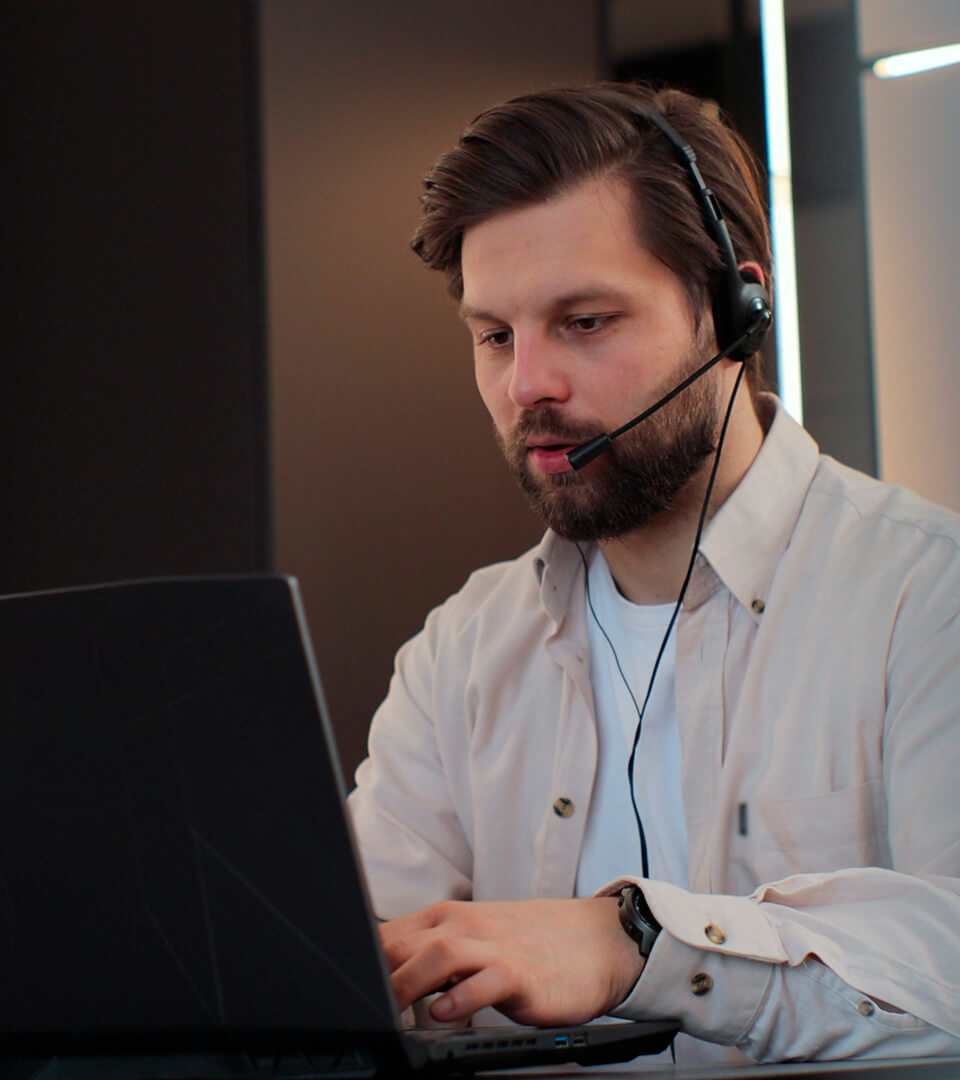 Мужчина за компьютером